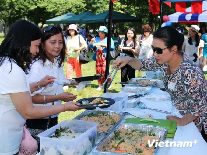 Mỗi nước đều mang tới Lễ hội những món ăn truyền thống của mình. (Ảnh: Lê Dương/Vietnam+)